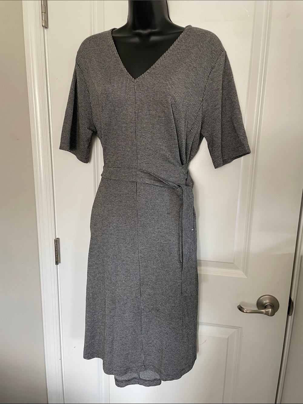 🧚‍♀️ Zara Black/Gray Houndstooth belted Dress - super versatile